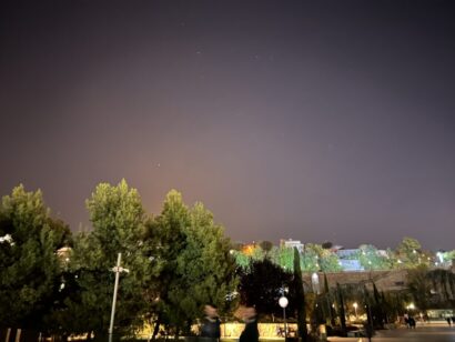 Ночь в Тбилиси. Красивое звездное небо.