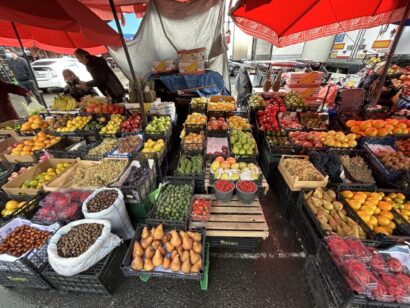 На рынке, где продаются фрукты.