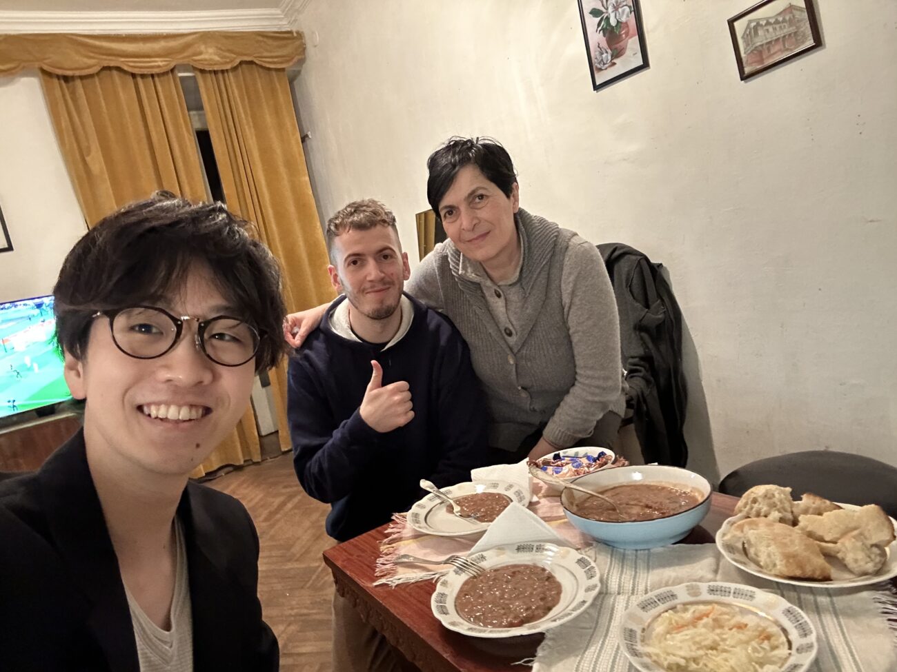Наконец-то мы встретились с Дэвидом лично! Приглашают в дом и едят там грузинскую еду.