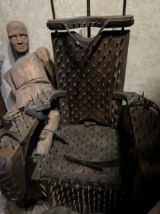 拷問の椅子。実際にここに人間がいたかと思うと恐ろしい。