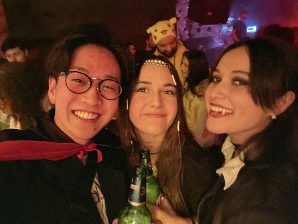 Я иду на вечеринку в честь Хэллоуина в Джорджии с девушкой, с которой познакомился на Tinder! Мы пьем пиво и танцуем! Потрясающе!!!
