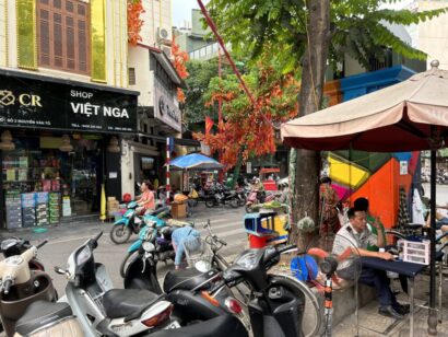 ベトナムの駐車場。交通警察がいる。