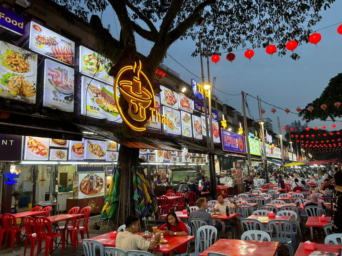 Biggest night market in KL! Eat Chinese food!