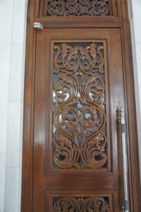 100歳の方が彫刻したドア